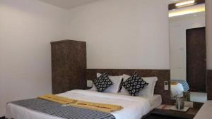 Postel nebo postele na pokoji v ubytování Hotel Vyankatesh & Pure Veg Restaurant