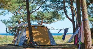 une tente avec un vélo garé devant elle dans l'établissement Dueodde Strand Camping, à Dueodde