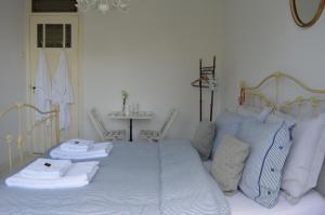 sypialnia z łóżkiem z ręcznikami w obiekcie Bed & Breakfast Jo Amsterdam w Amsterdamie