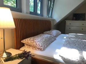 A bed or beds in a room at Potsdamer Stadtoase