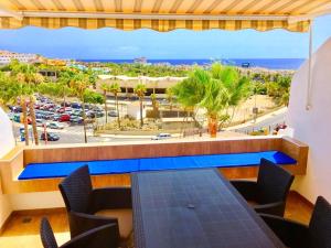 balcone con tavolo, sedie e vista sulla città di Costa Preciosa ad Adeje