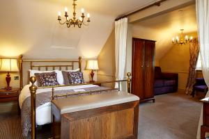 1 dormitorio con 1 cama con marco de madera en The Coleshill by Greene King Inns, en Coleshill