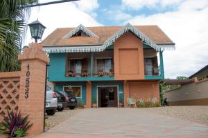 波梅罗迪Edelweiss Pomerode的前面有砖柱的房子