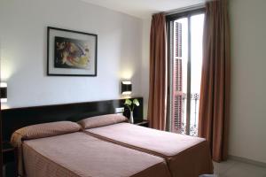 Postel nebo postele na pokoji v ubytování Hotel Monegal