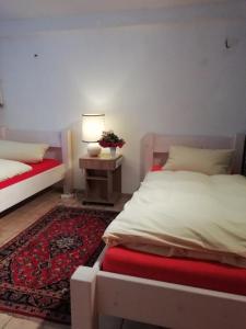 ein Schlafzimmer mit 2 Betten und einem Tisch mit einer Lampe in der Unterkunft live in the mkk in Hasselroth