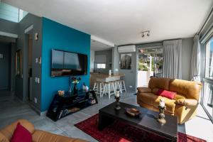 高登灣的住宿－Bikini Beach Penthouse，带沙发和电视的客厅