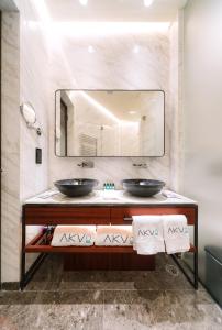 Phòng tắm tại AKVO Hotel