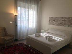 ローマにあるMiani Houseのベッドルーム1室(ベッド1台、椅子、窓付)