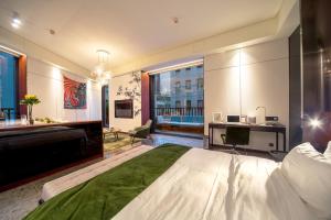 Giường trong phòng chung tại AKVO Hotel
