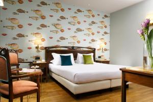 una camera d'albergo con un letto e due sedie di Hotel Continental Genova a Genova