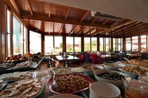 un bufé de comida en una mesa en un restaurante en Mevlana Hotel, en Estambul