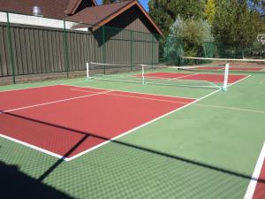 Tennis ja/või seinatennis majutusasutuses The Pines at Sunriver või selle läheduses