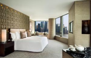 Ένα ή περισσότερα κρεβάτια σε δωμάτιο στο Banyantree Shanghai On the Bund - Tales rooftop bar boasts a jaw-dropping panoramic vista