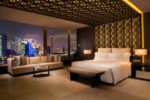 Ένα ή περισσότερα κρεβάτια σε δωμάτιο στο Banyantree Shanghai On the Bund - Tales rooftop bar boasts a jaw-dropping panoramic vista
