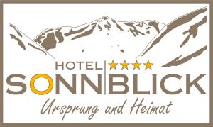 ein Schild für ein Hotel mit einem Berg in der Unterkunft Hotel Sonnblick in Sankt Leonhard im Pitztal