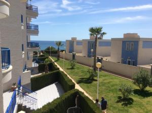 une vue depuis le balcon d'un immeuble dans l'établissement Luxe 1ste lijns appartement aan zee, à Playas de Orihuela