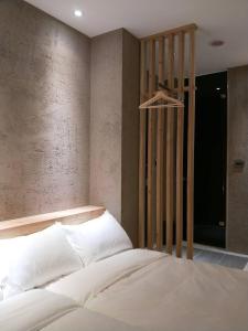 Postel nebo postele na pokoji v ubytování 小小邸 Small Hotel