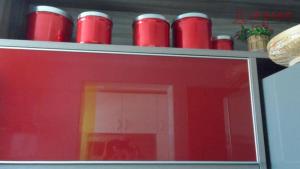 a row of red cups sitting on top of a microwave at apartamento pra que mais in Ubatuba