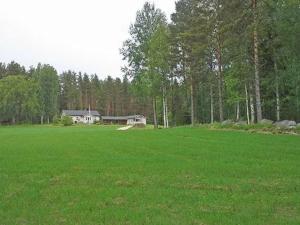 VanhamäkiにあるHoliday Home Ahola by Interhomeの家屋を背景にした広大な緑地