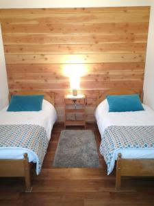 En eller flere senge i et værelse på Torres Del Sur Cabañas & Hostal