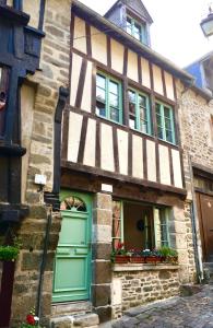 an old house with a green door and windows at Ker Viviane in Dinan
