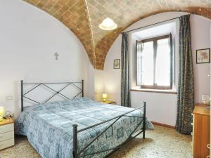 1 dormitorio con cama y ventana en Apartment Formula 5 by Interhome, en Casa Fusi