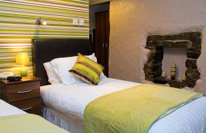 En eller flere senge i et værelse på Gwesty Minffordd Hotel