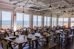En restaurant eller et andet spisested på Sea Crest Beach Resort