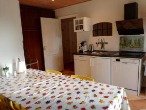 Kuchyň nebo kuchyňský kout v ubytování Rosengaard holiday apartment and B&B