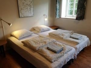 two beds sitting next to each other in a bedroom at Rosengaard holiday apartment and B&B in Bramming