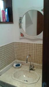 ein Badezimmer mit Waschbecken und Spiegel in der Unterkunft Casa Azul in Paraty