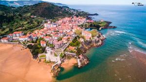 z góry widok na miasto na plaży w obiekcie Bonito Apartamento Mundaka EBI-82 w mieście Mundaka