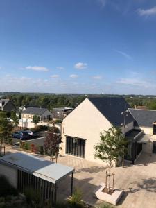 una vista aérea de un edificio blanco en una ciudad en Le Montloire, en Montlouis-sur-Loire