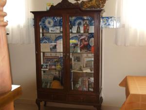 a wooden cabinet with dishes in it at Domus Viatoris in Sahagún