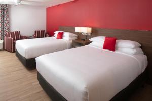Red Lion Hotel Orlando Lake Buena Vista South- Near Disney客房内的一张或多张床位