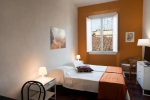 a bedroom with a bed and a window at Florence Oasis in Florence