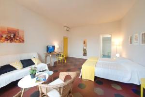 una camera d'albergo con due letti e un divano di Florence Oasis a Firenze