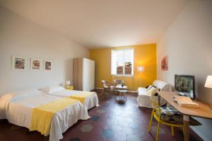una camera con letto, scrivania e TV di Florence Oasis a Firenze
