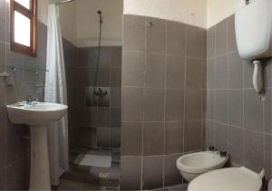 a bathroom with a toilet and a sink at Posada del Navegante in Carmelo