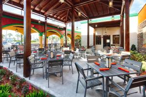 Red Lion Hotel Orlando Lake Buena Vista South- Near Disney餐厅或其他用餐的地方