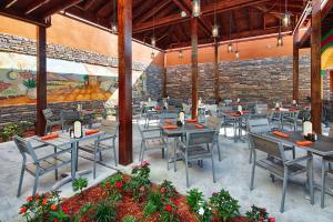 a restaurant with tables and chairs and a brick wall at Red Lion Hotel Orlando Lake Buena Vista South- Near Disney in Kissimmee