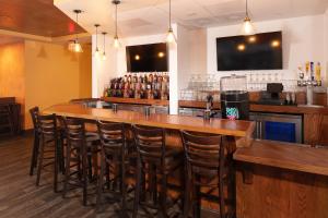 Red Lion Hotel Orlando Lake Buena Vista South- Near Disney的电视和/或娱乐中心