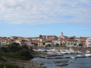 un grupo de barcos atracados en un puerto en Stella Marina, en Stintino