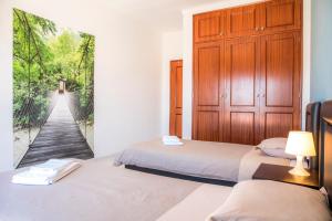 ラゴスにあるLagos Bay View Flatのベッド2台付きの部屋、絵画のある廊下