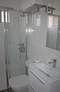 Kúpeľňa v ubytovaní Apartamentos Angelita Plaza Beach + 37 fotografií