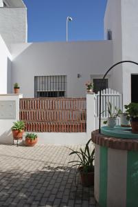 un patio con macetas y una valla en Apartamentos Angelita Plaza Beach, en Málaga
