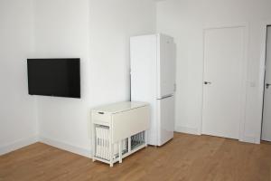 Televízia a/alebo spoločenská miestnosť v ubytovaní Apartamentos Angelita Plaza Beach