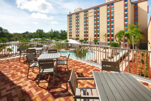 Rõdu või terrass majutusasutuses Red Lion Hotel Orlando Lake Buena Vista South- Near Disney