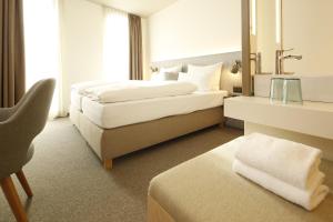 Postel nebo postele na pokoji v ubytování Das ACKER Hotel + 37 fotografií