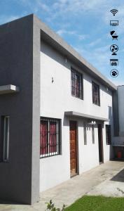 格塞尔镇Sol y Sombra的白色和黑色的建筑,设有棕色的门